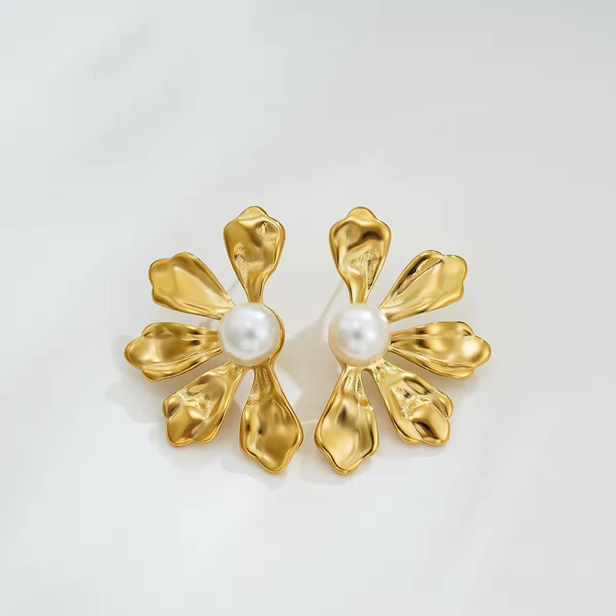 Gold floral pearl earring
